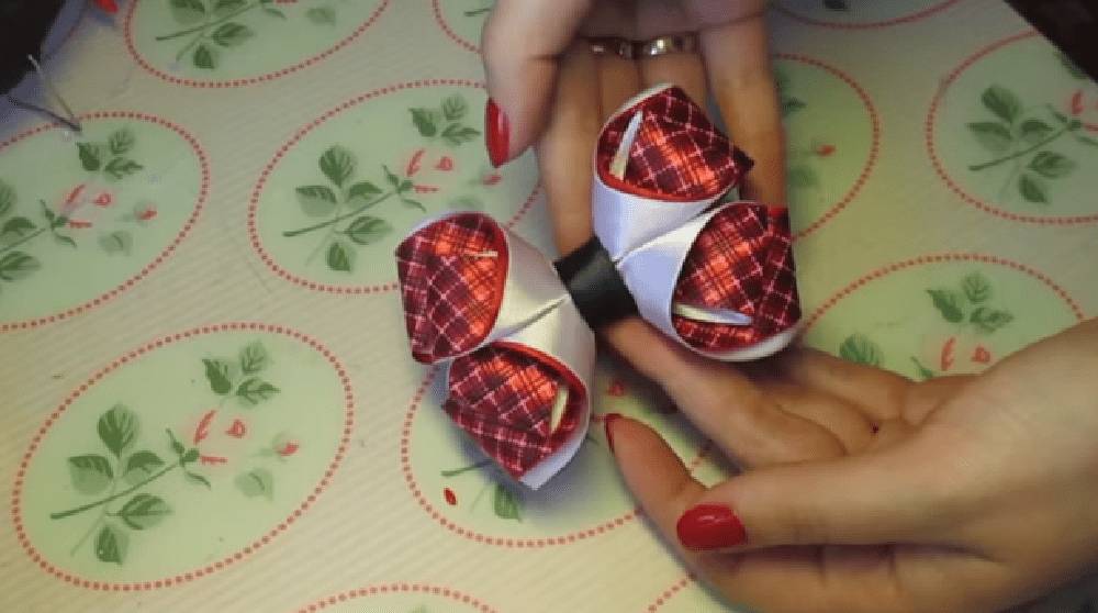 Как сделать банты из атласных лент на елку своими руками