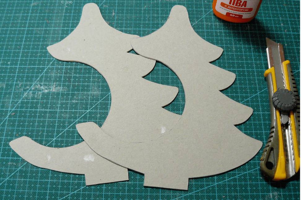 Как сделать елку из картона своими руками