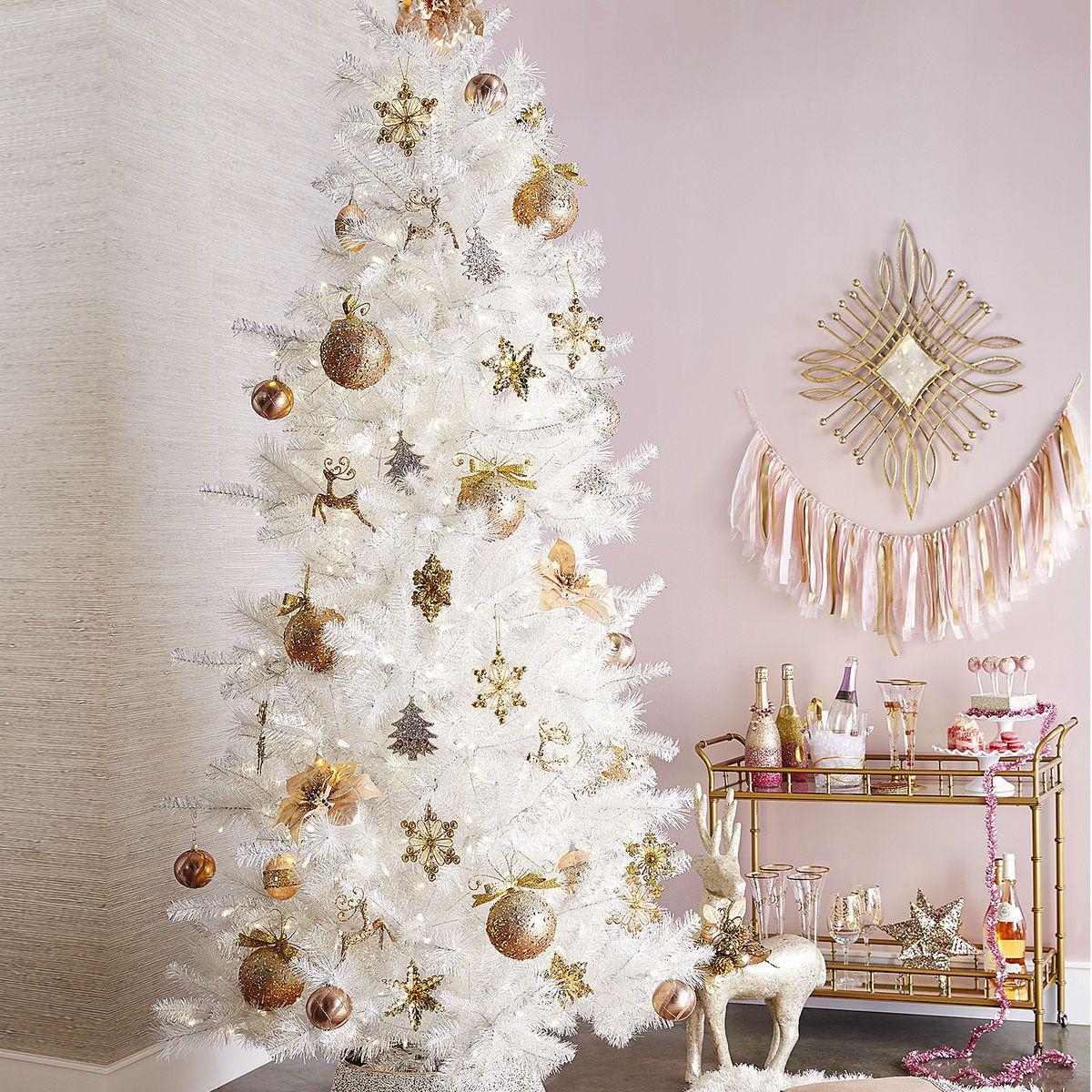 Как красиво нарядить белую елку в 2023 году: фото, искусственную