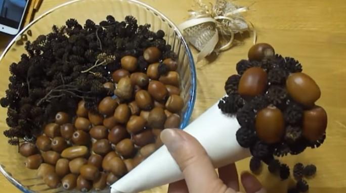Как сделать елку из шишек своими руками