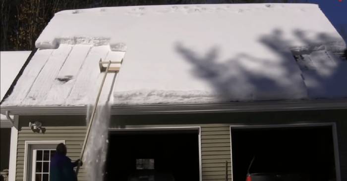 Чистка снега с крыши дома своими руками