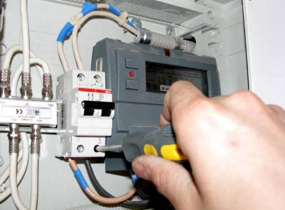 Почему бьет током от воды из-под крана: в квартире, ванной, причины, что делать