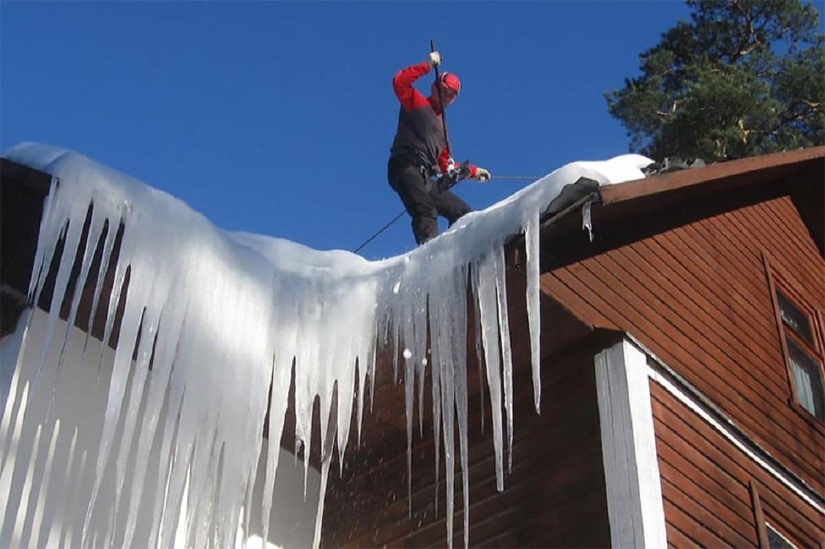 Как сбить сосульки: с крыши двухэтажного дома, снизу, своими руками