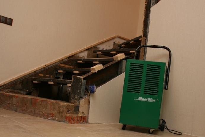 Почему в подвале или погребе образуется конденсат и как его устранить