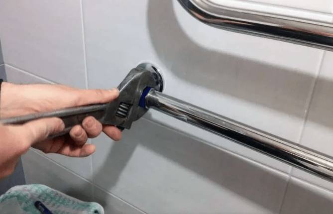 Почему полотенцесушитель в ванной холодный: причины, после отключения горячей воды