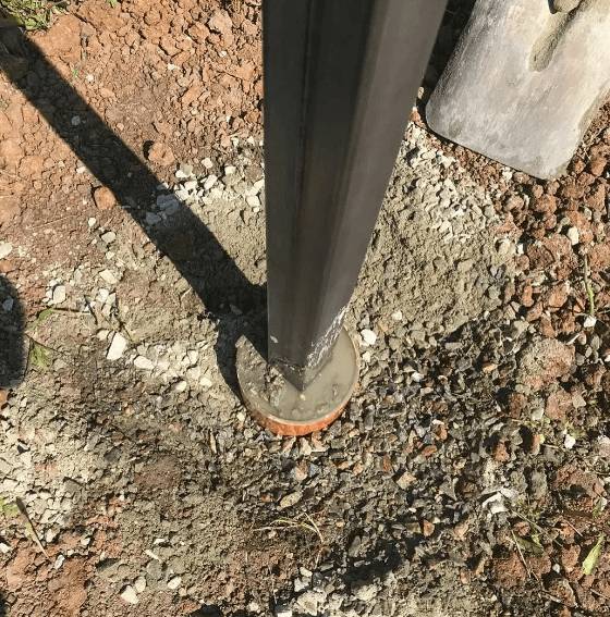 Установка забора зимой: плюсы и минусы, из профнастила, как залить столбы