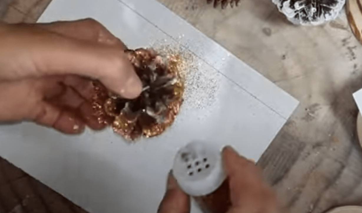 Как сделать елку из шишек своими руками