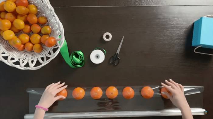 Как сделать рождественский венок из подручных материалов, пробок