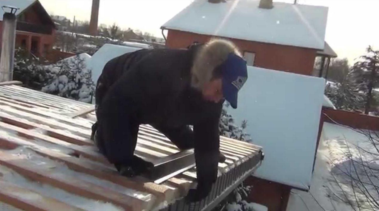 Конденсат на крыше из профнастила: что делать, почему образуется