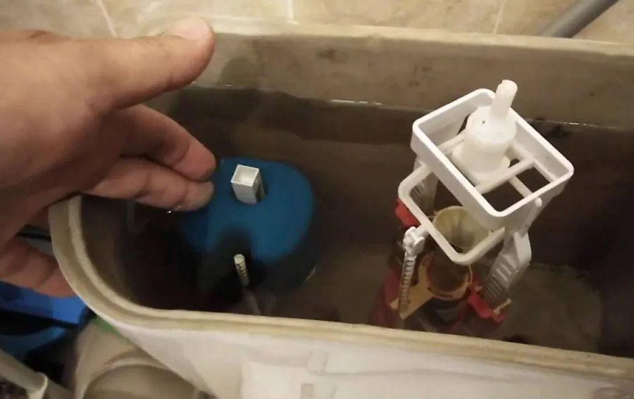 Почему течет вода из бачка в унитаз: после смыва, при наборе воды, что делать, как исправить