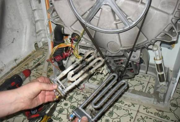 Почему бьет током от воды из-под крана: в квартире, ванной, причины, что делать