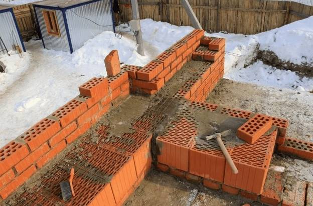 Можно ли и как класть кирпич зимой в мороз