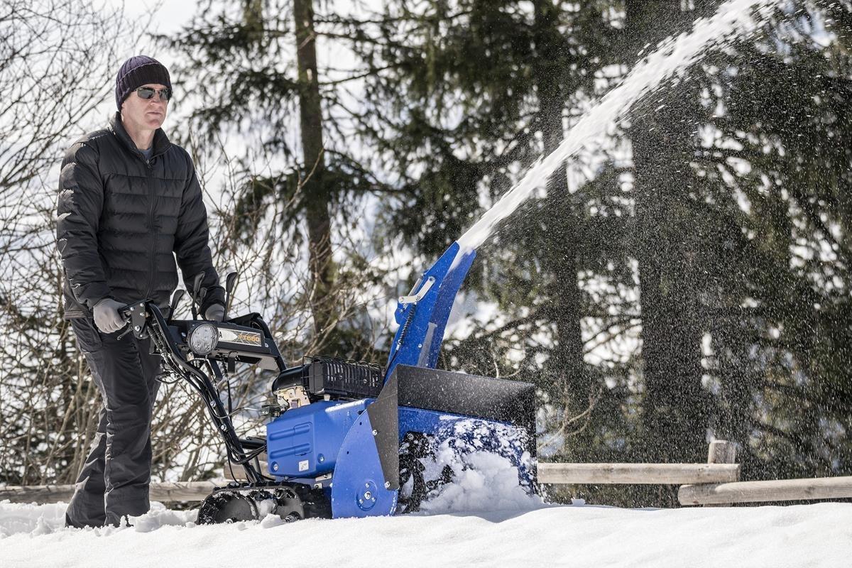 Как легко и быстро убрать снег во дворе