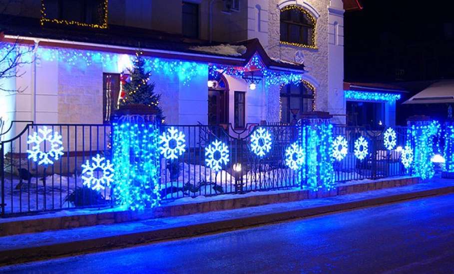 Новогодний двор своими руками: фото, как украсить