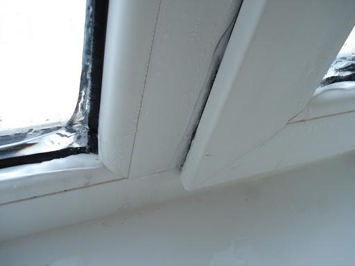 Почему образуется конденсат на окнах в квартире, дома