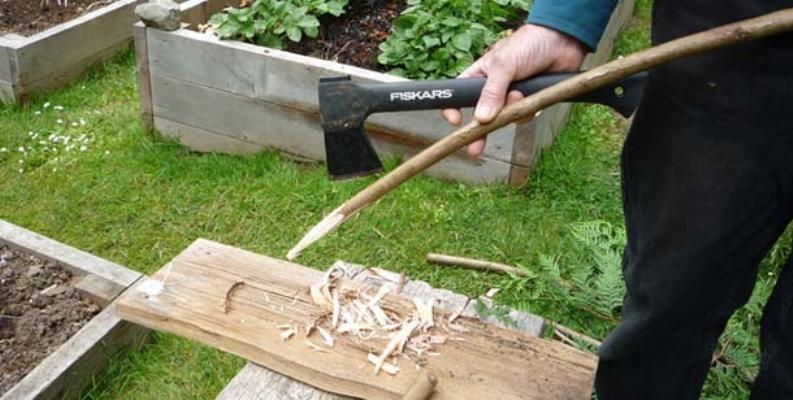 Теплица своими руками из подручных материалов: фото, пошагово, маленькая, видео