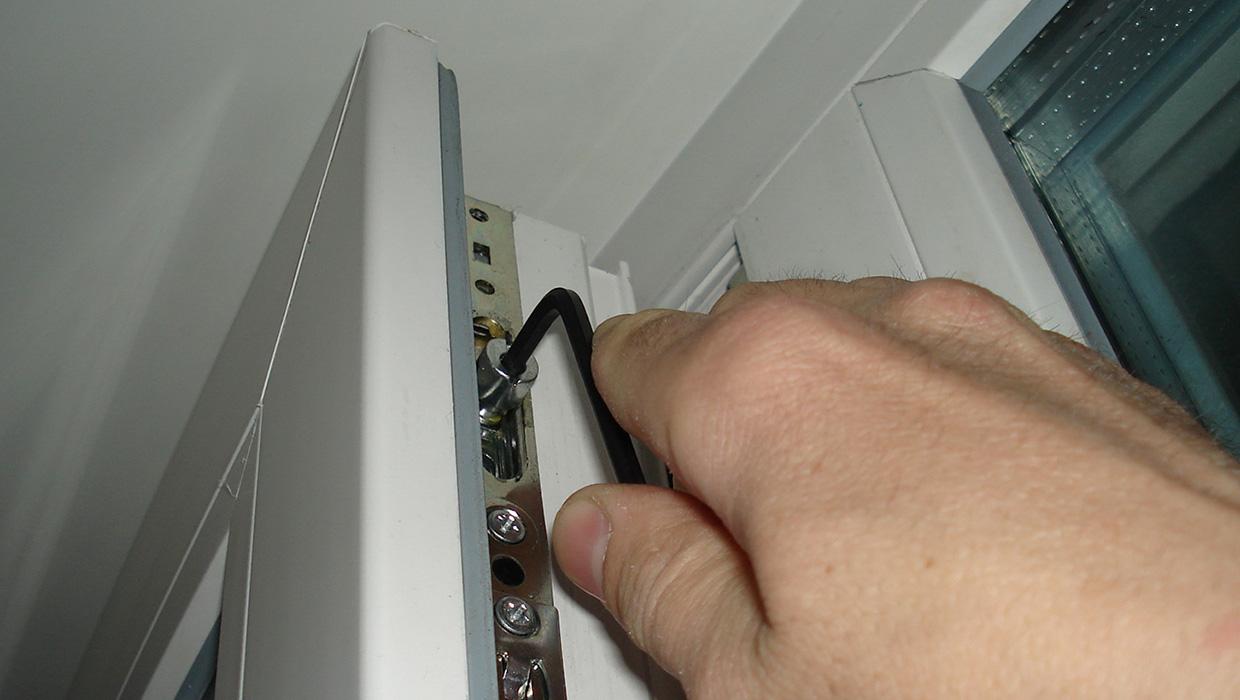 Как самостоятельно отрегулировать пластиковые окна на зиму