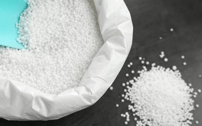 Чем лучше посыпать дорожки от льда во дворе