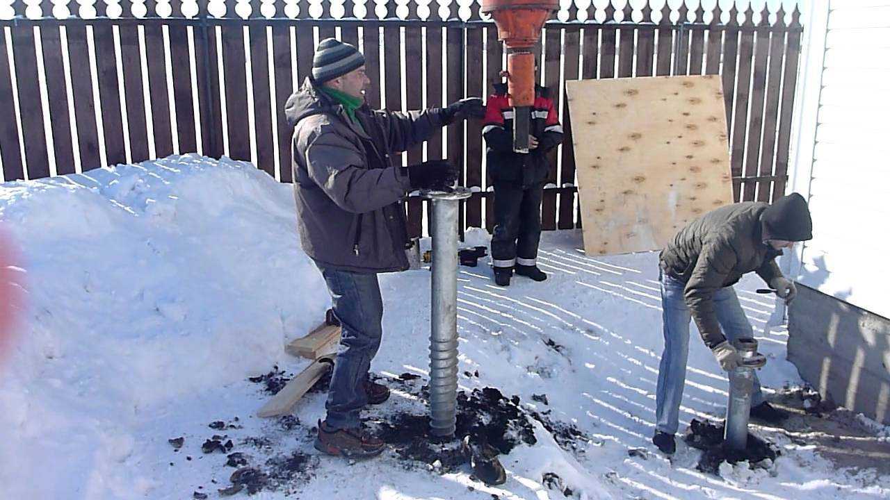 Установка забора зимой: плюсы и минусы, из профнастила, как залить столбы