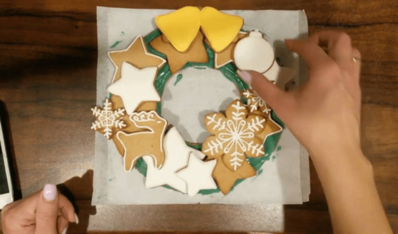 Как сделать рождественский венок из подручных материалов, пробок