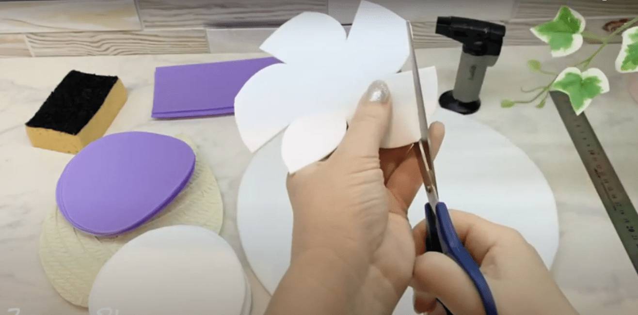 Как сделать рождественский венок из подручных материалов, пробок