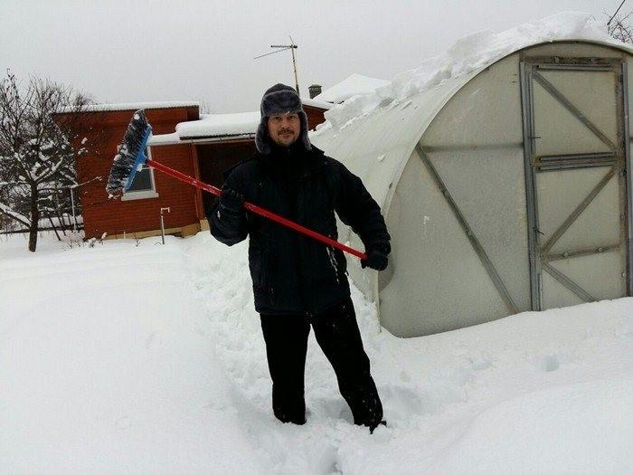 Чем счищать снег с теплицы из поликарбоната