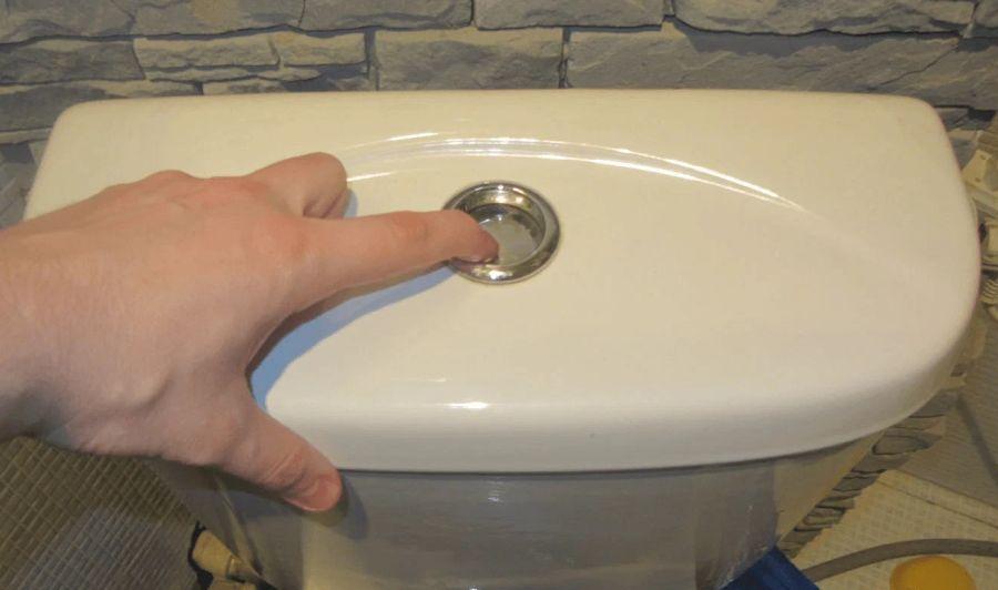 Почему запала кнопка бачка унитаза: что делать, как починить, исправить