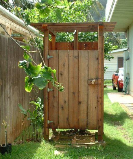 Как построить деревянный душ для дачи своими руками