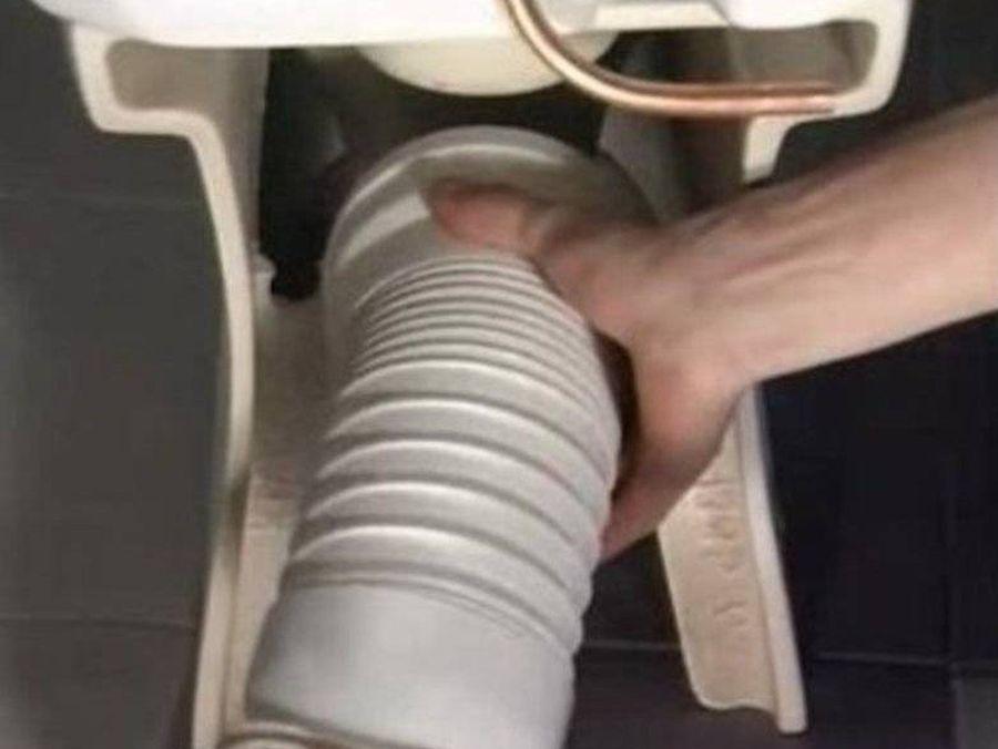 Почему подтекает гофра унитаза в соединении с унитазом: как устранить, что делать