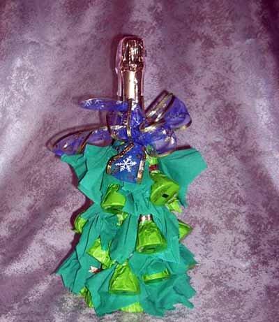 Как сделать елку из бутылки, пробок шампанского