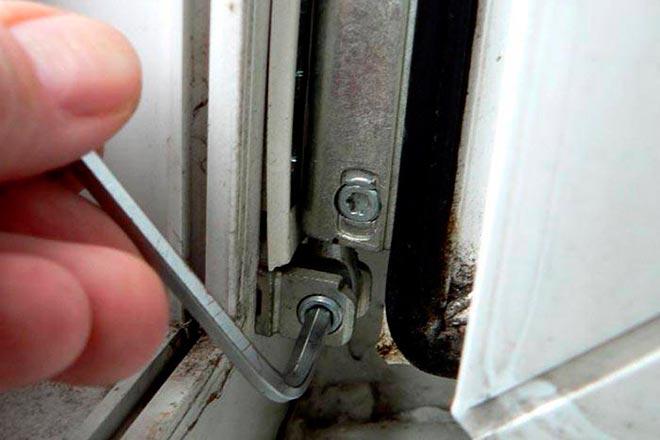 Не закрывается пластиковая дверь на балкон: что делать