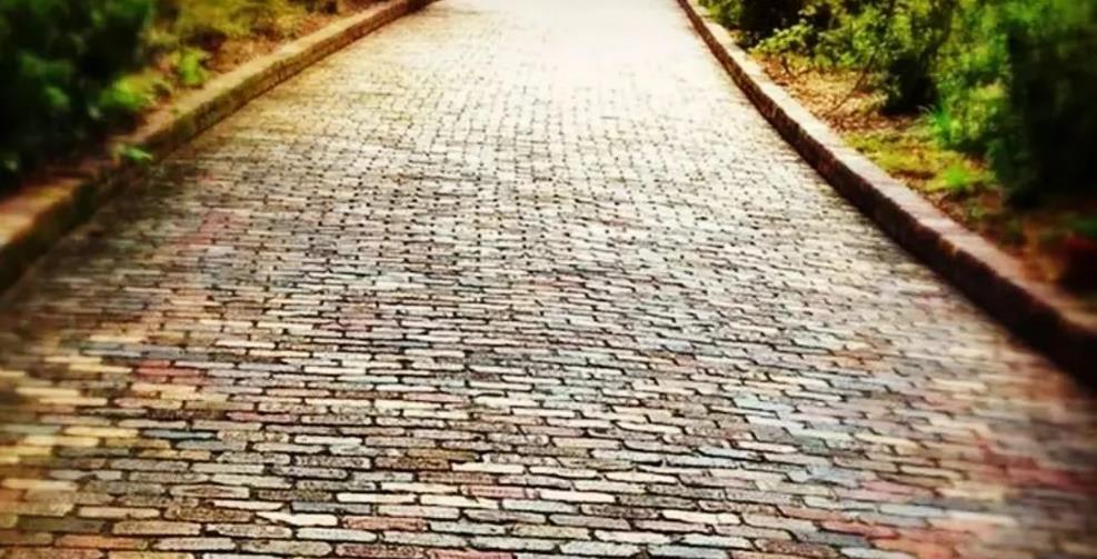 Как сделать дорожку из старого кирпича своими руками