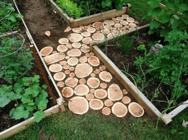 Как сделать садовую дорожку из спилов дерева