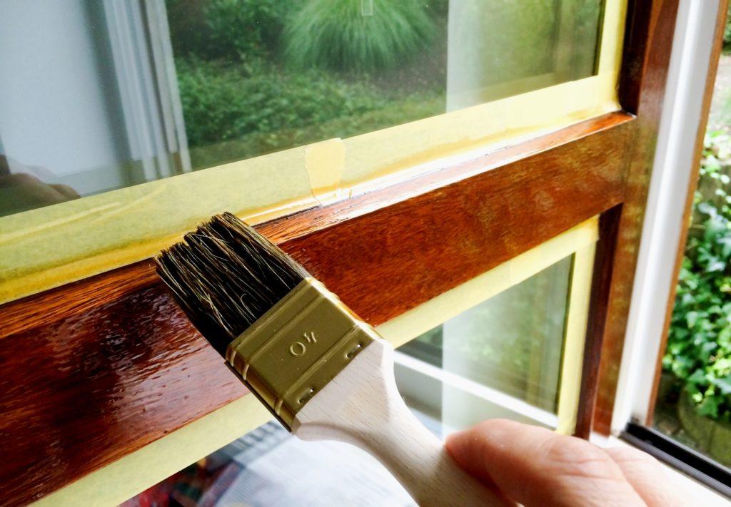 Чем и как правильно покрасить деревянные окна снаружи и внутри