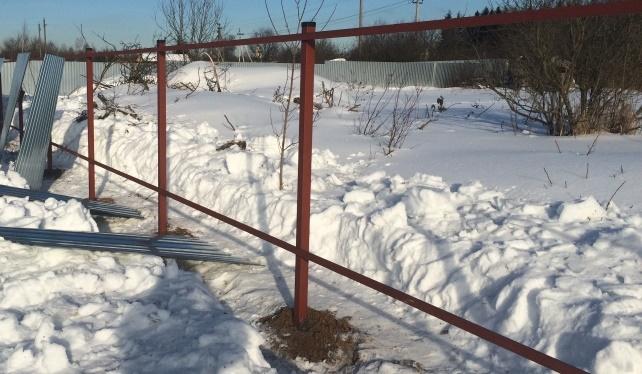 Установка забора зимой: плюсы и минусы, из профнастила, как залить столбы