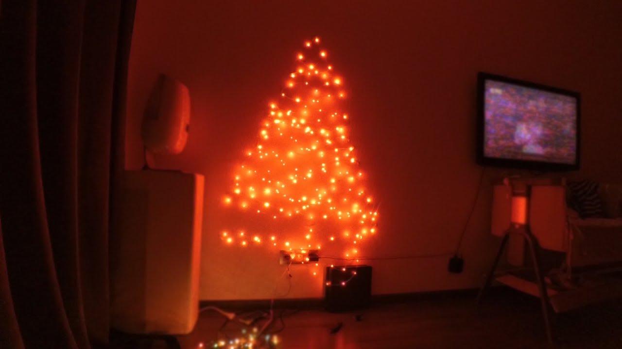 Как сделать елку на стене, окне из гирлянды