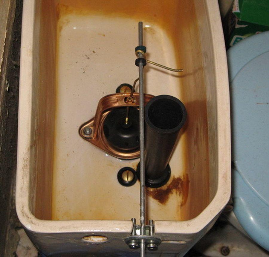 Почему течет вода из бачка в унитаз: после смыва, при наборе воды, что делать, как исправить