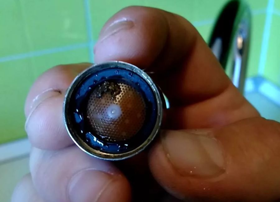 Почему шумит кран: при включении воды, горячей, холодной, в ванной, что делать