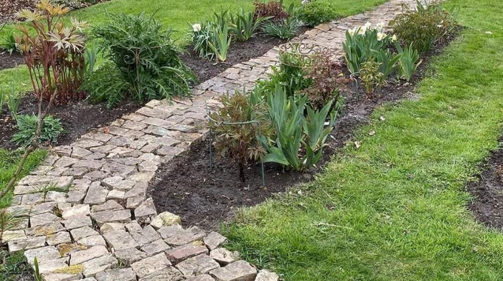 Как сделать дорожку из старого кирпича своими руками