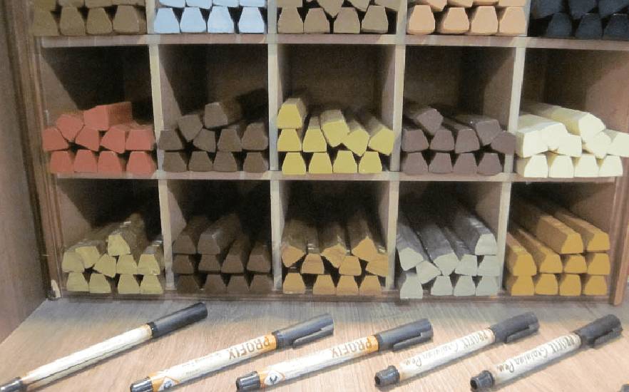 Чем и как заделать скол на ламинате своими руками