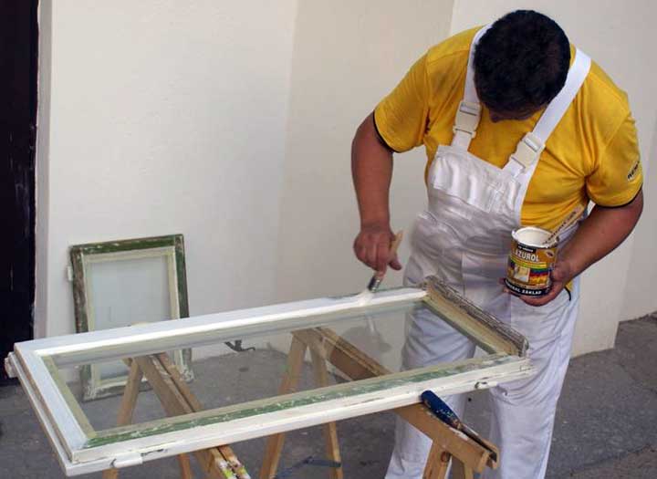 Чем и как правильно покрасить деревянные окна снаружи и внутри