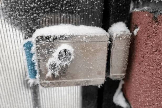 Как разморозить замок на калитке: что делать, чтобы не замерзал, кодовый