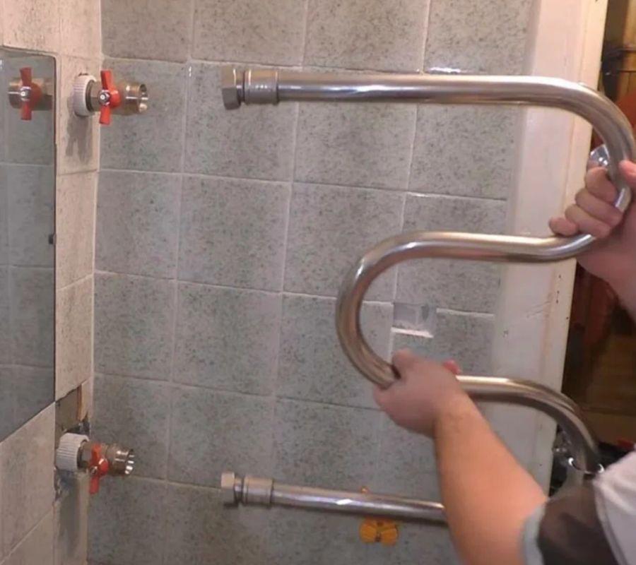 Почему потек полотенцесушитель в ванной: что делать, как устранить течь