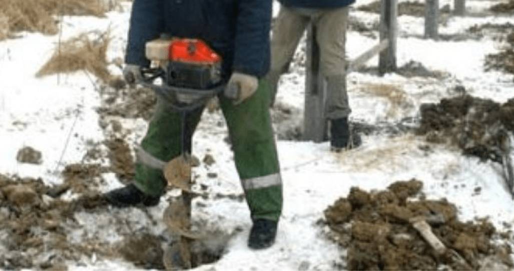 Установка забора зимой: плюсы и минусы, из профнастила, как залить столбы