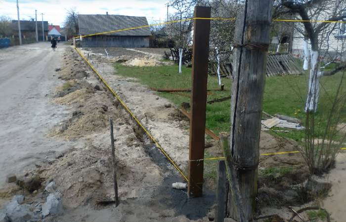 Как сделать забор из профнастила без сварки своими руками