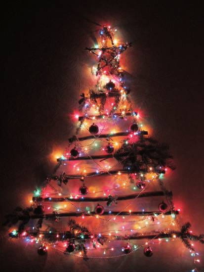 Как сделать елку на стене, окне из гирлянды