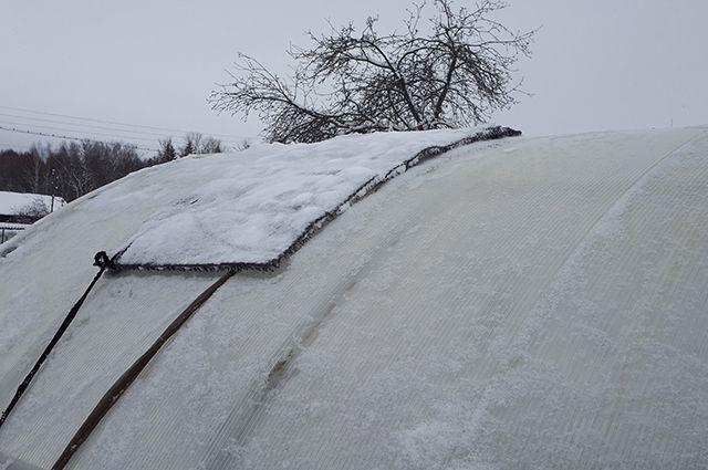 Чем счищать снег с теплицы из поликарбоната