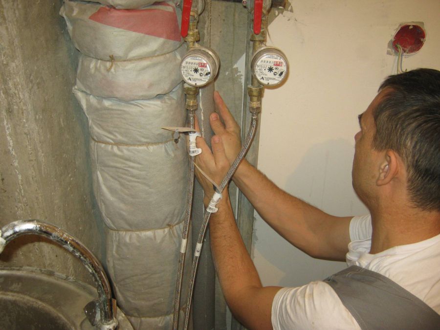 Почему шумит кран: при включении воды, горячей, холодной, в ванной, что делать