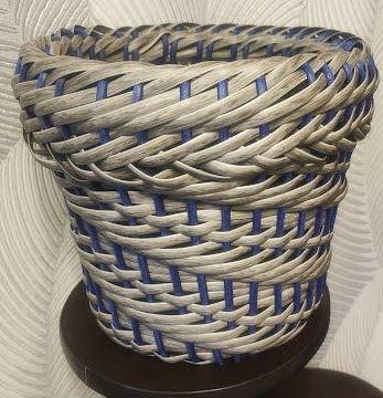 Плетение двухцветного кашпо из ротанга для начинающих