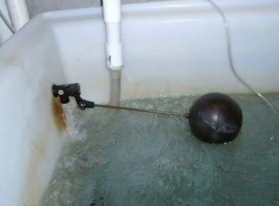 Почему течет вода из бачка в унитаз: после смыва, при наборе воды, что делать, как исправить